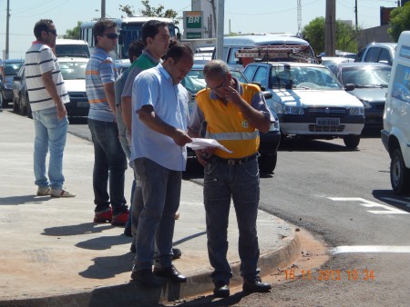 Vereador Edivaldo fiscaliza novo sistema de trânsito  da entrada do bairro Orestes Ongaro.