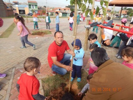 Plantio de mudas no Orestes Ongaro
